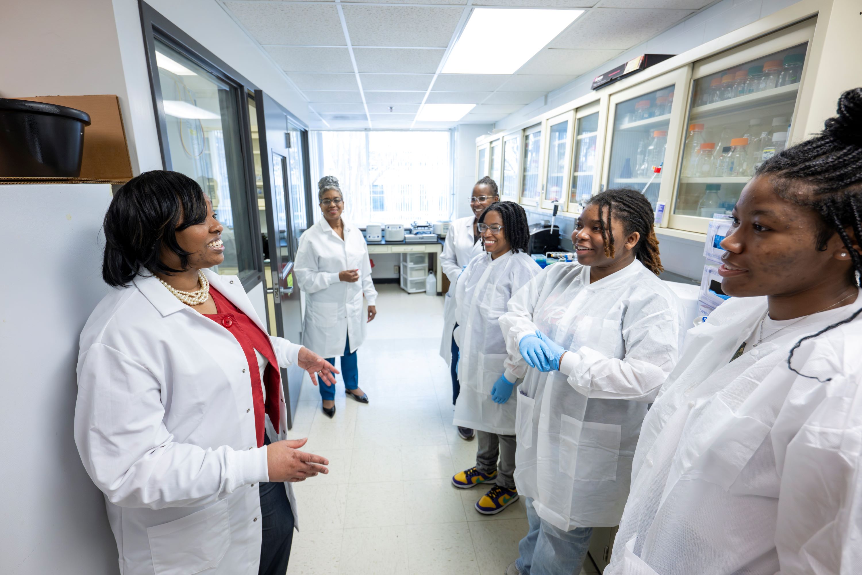 Chancellor brown talks to students in BRIC lab